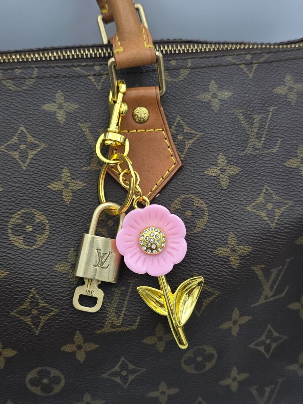 Authentic LV Louis Vuitton Gold Lock & Key 🔑 Unbranded Flower Keychain Charm - Picture 2 of 10